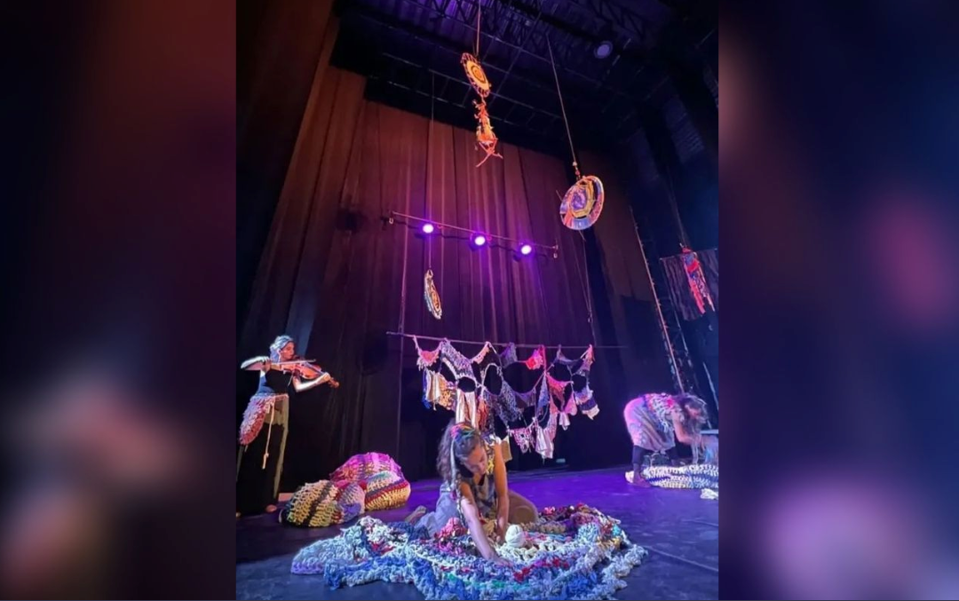 ¿De verdad necesitamos un clóset lleno? Obra de teatro cuestiona el consumismo