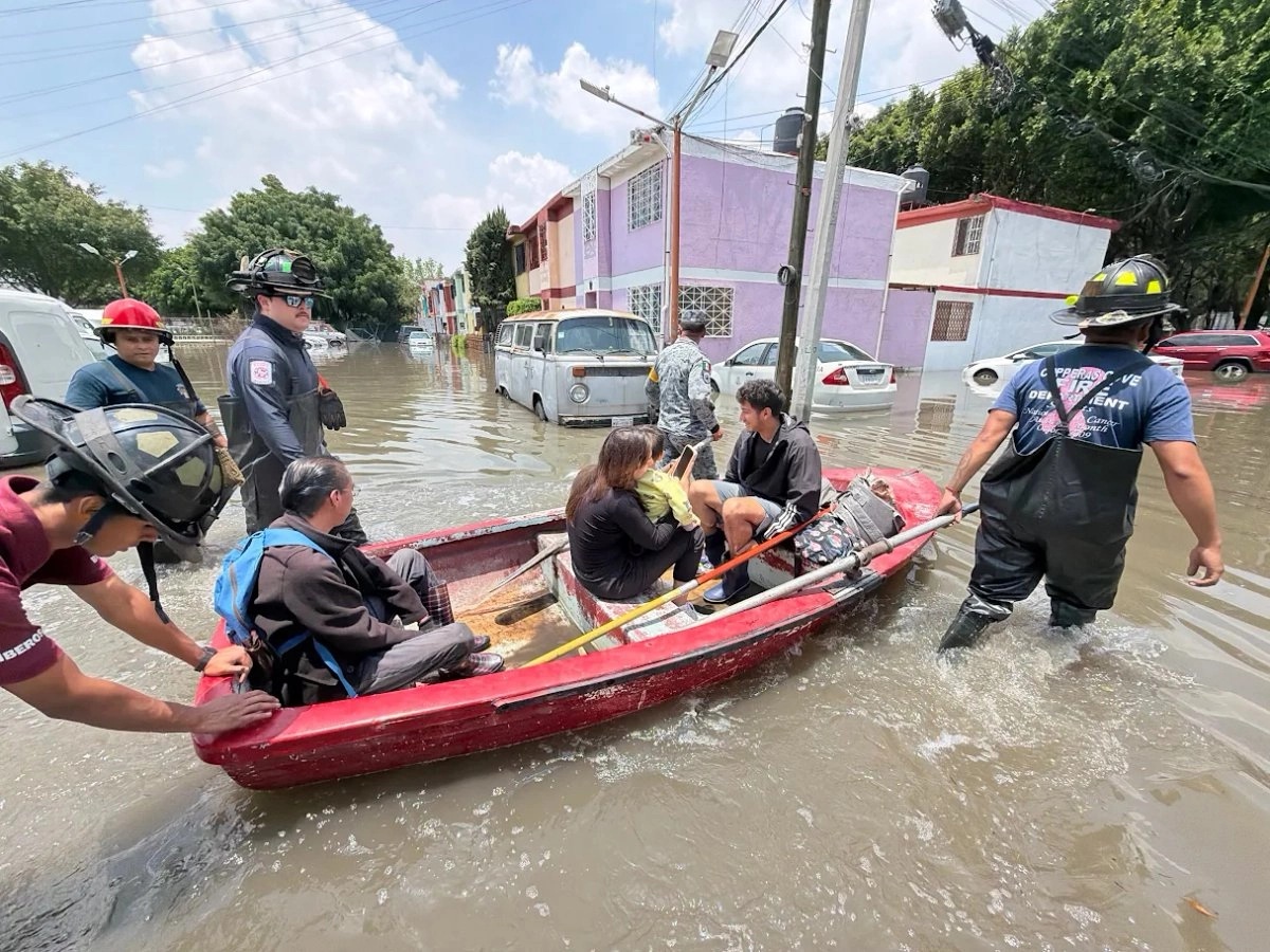 Lluvias y falla en cárcamo inundan viviendas en Los Reyes Ixtacala, Tlalnepantla