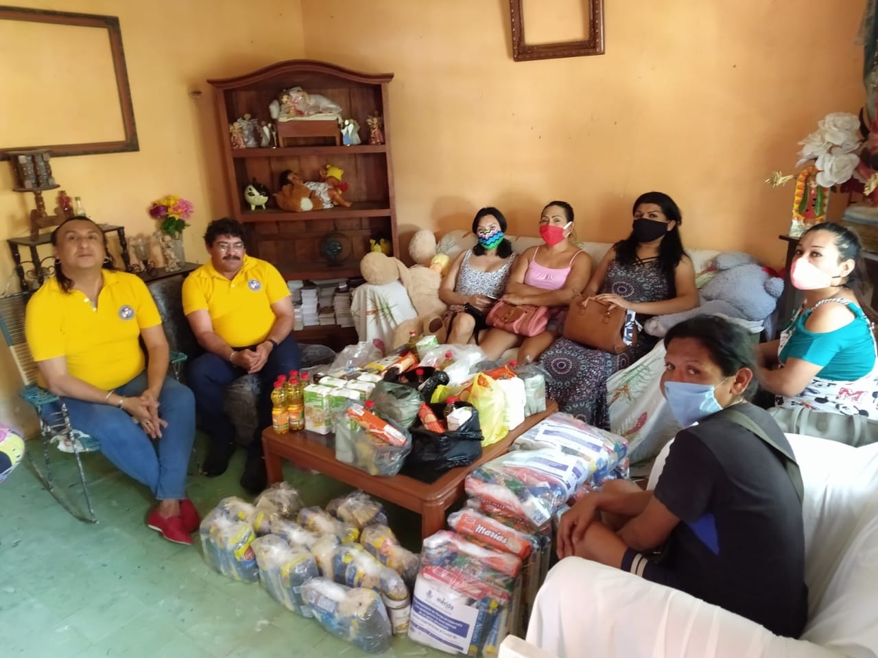 Ante la falta de trabajo, mujeres trans reciben despensas de funcionarios