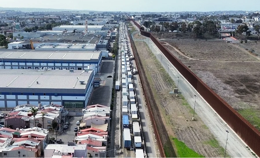 Transportistas regresan a México ante requisito de inglés en EU
