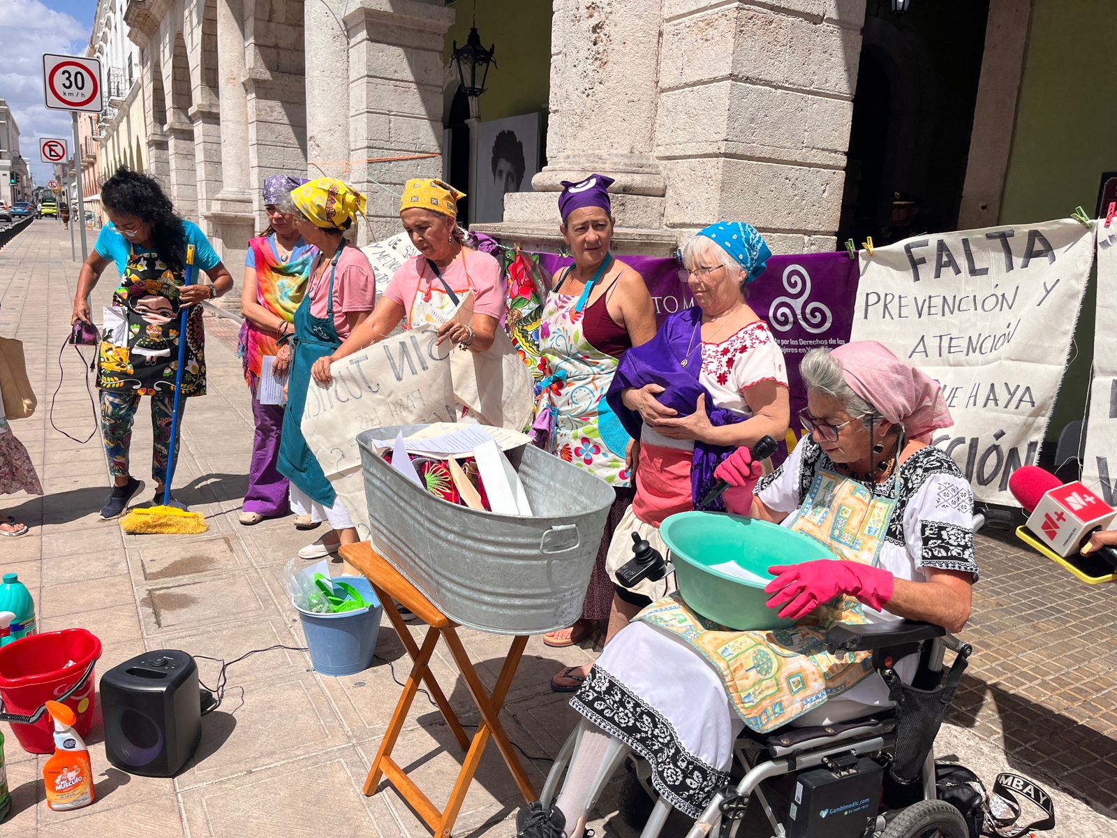 8M: Feministas realizan ‘performance’ frente a Palacio de Gobierno de Yucatán