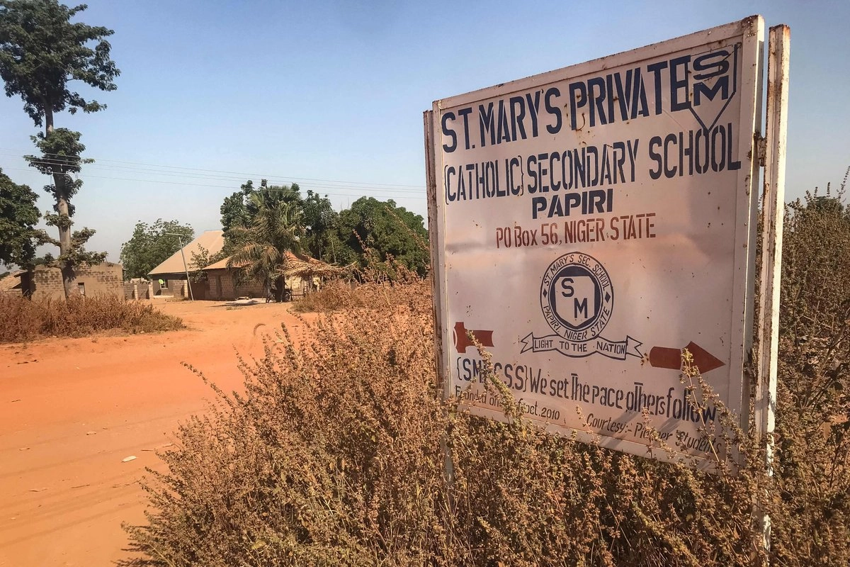 Tras operativo, rescatan en Nigeria a 130 rehenes de la Escuela Católica St. Mary