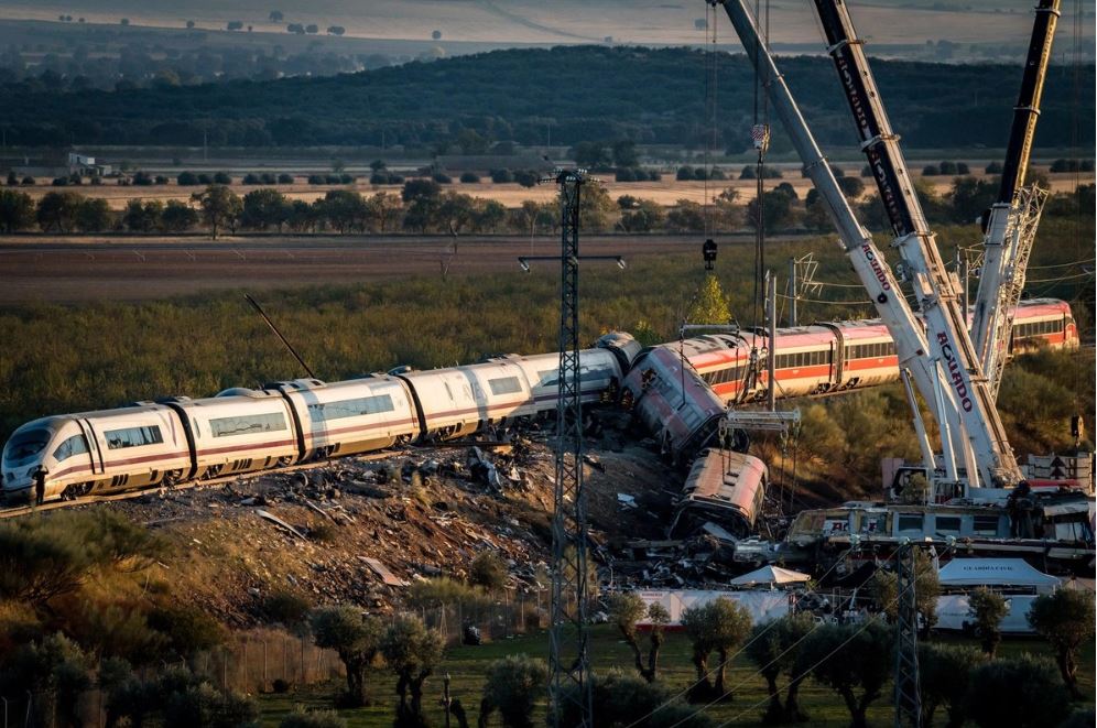 Sheinbaum reporta ocho mexicanos lesionados y uno desaparecido tras choque de trenes en España