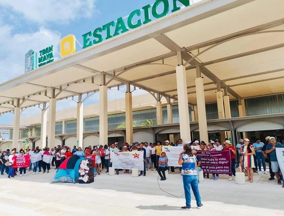 Maestros de la CNTE Yucatán protestan en estación del Tren Maya