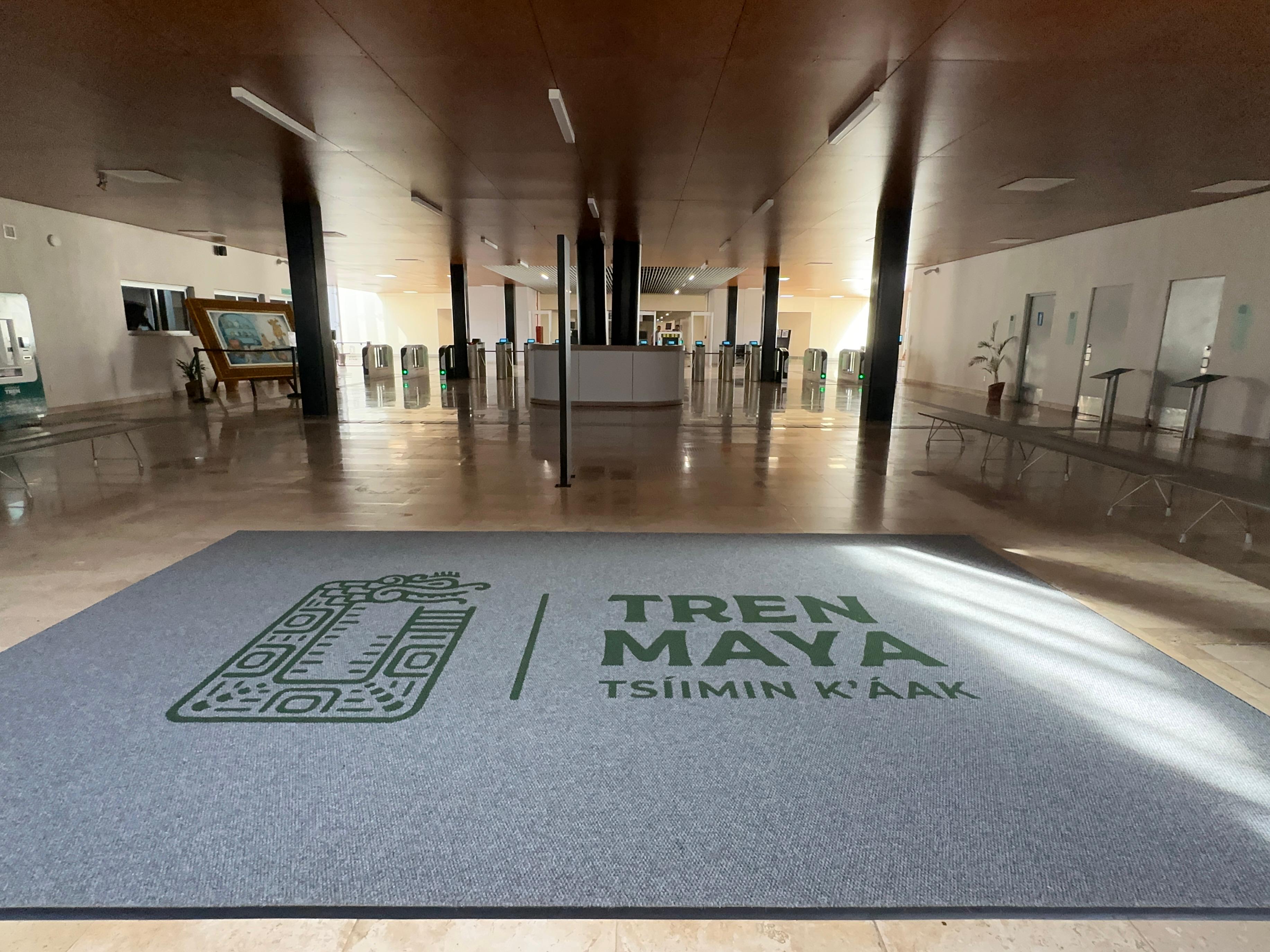 Solo dos de los 20 locales comerciales de la estación del Tren Maya Tulum están operando