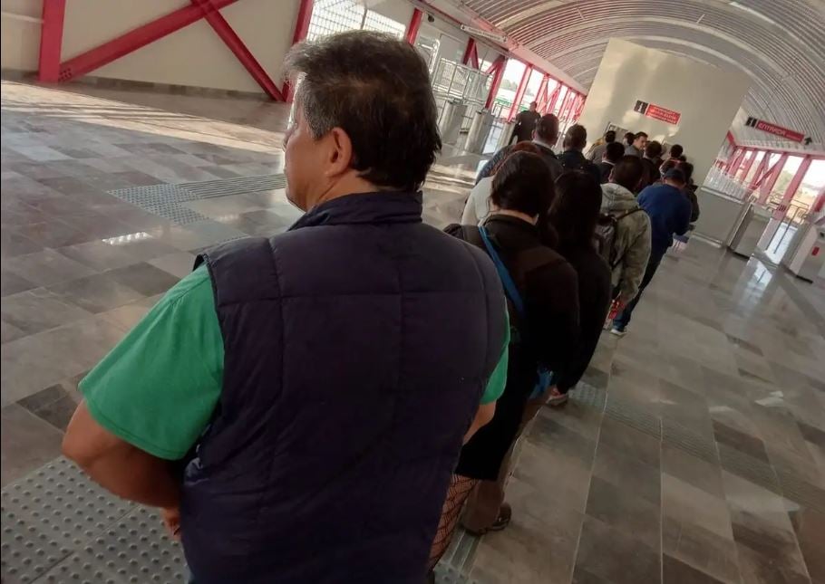 Arranque con tropiezos del Tren Suburbano al AIFA: alta demanda, retrasos y fallas operativas