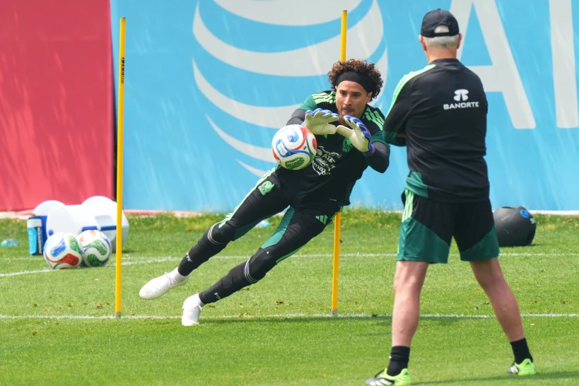 Guillermo Ochoa inspira al Tricolor, pero Aguirre guarda su carta bajo los tres postes