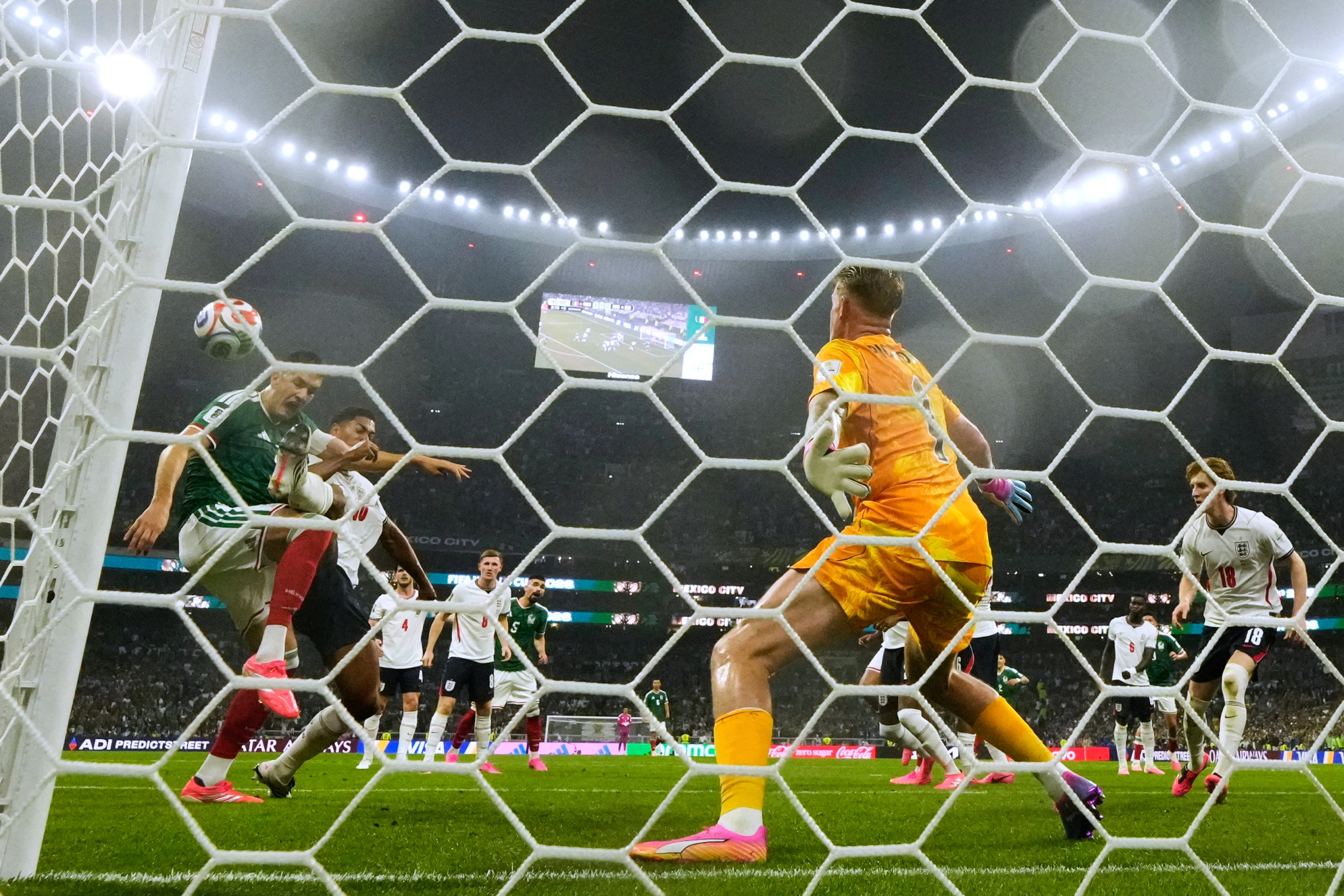 México se desinfla y vuelve a la realidad tras otra eliminación en octavos del Mundial