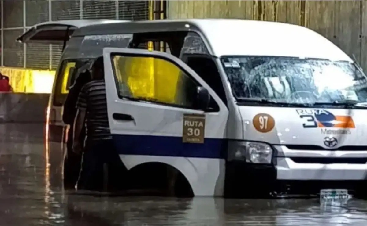 Inundación deja seis pasajeros muertos en una combi de Tultitlán