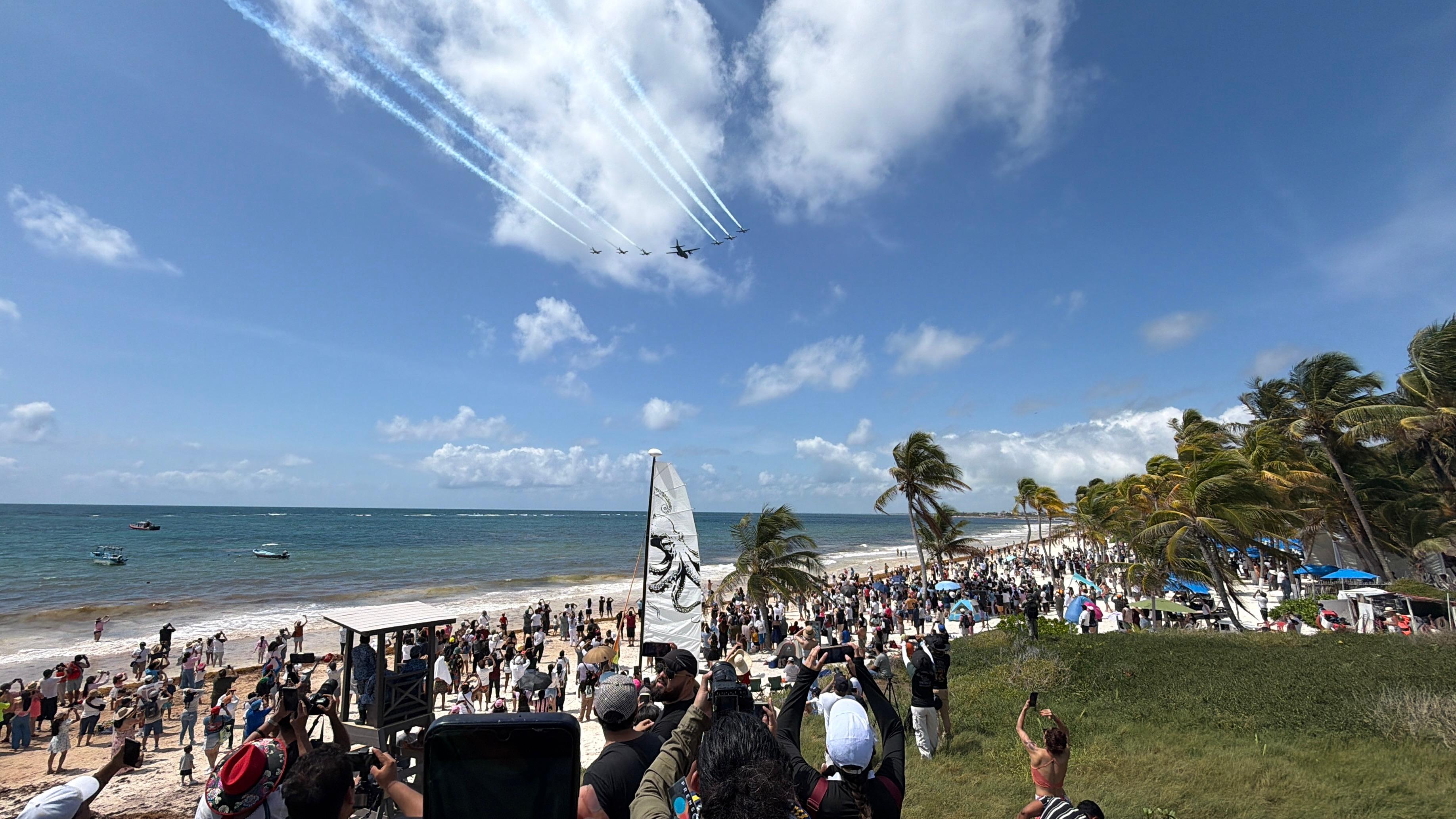 Miles disfrutan del Air Show y la NASCAR México Series en Tulum