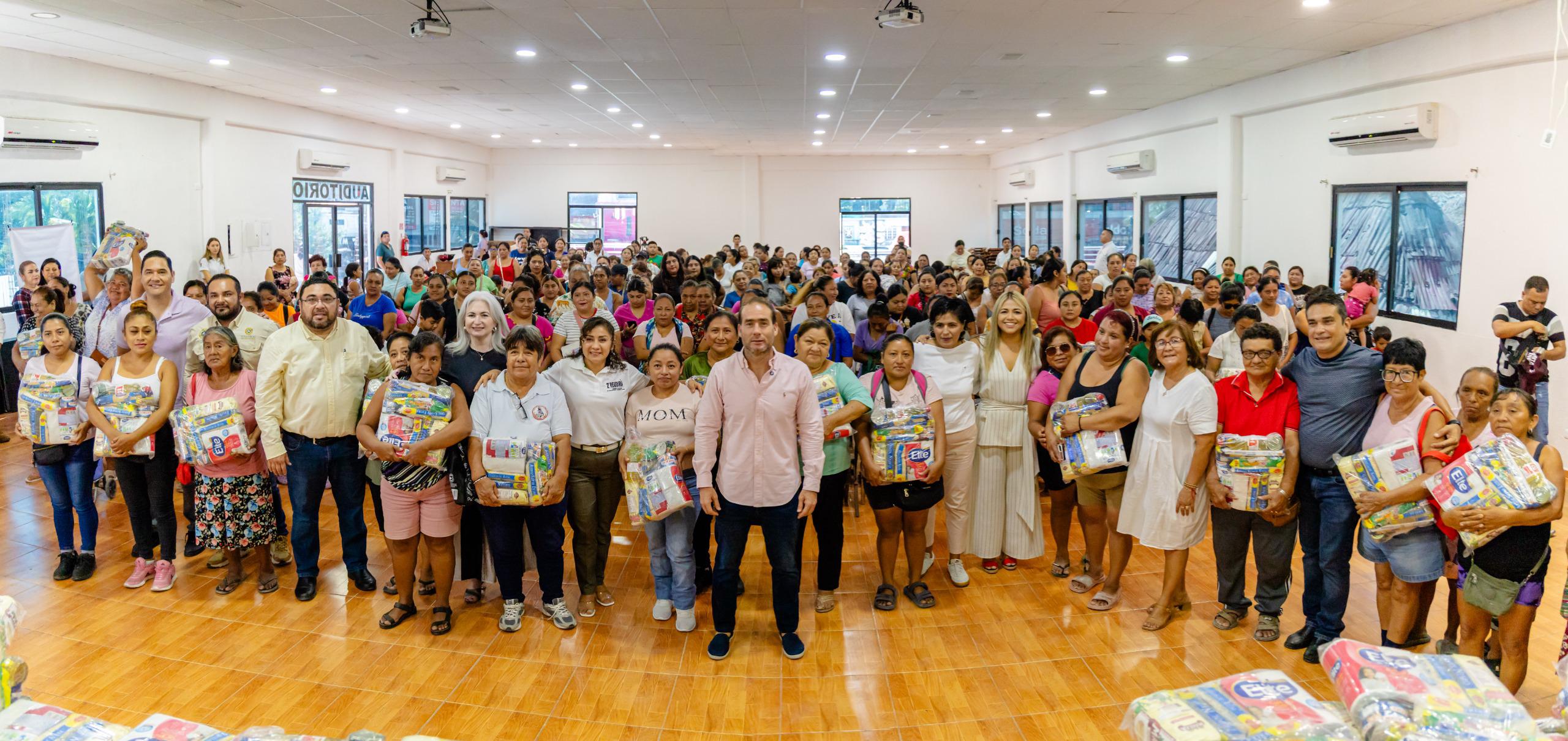 Entregan canastas básicas a 300 mujeres en Tulum
