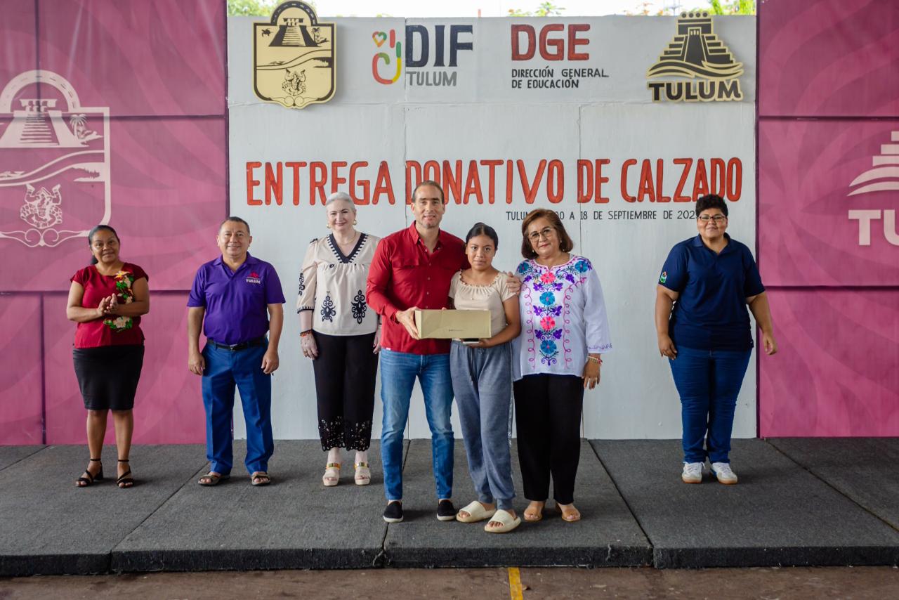 Entregan calzado a estudiantes de secundaria en Tulum