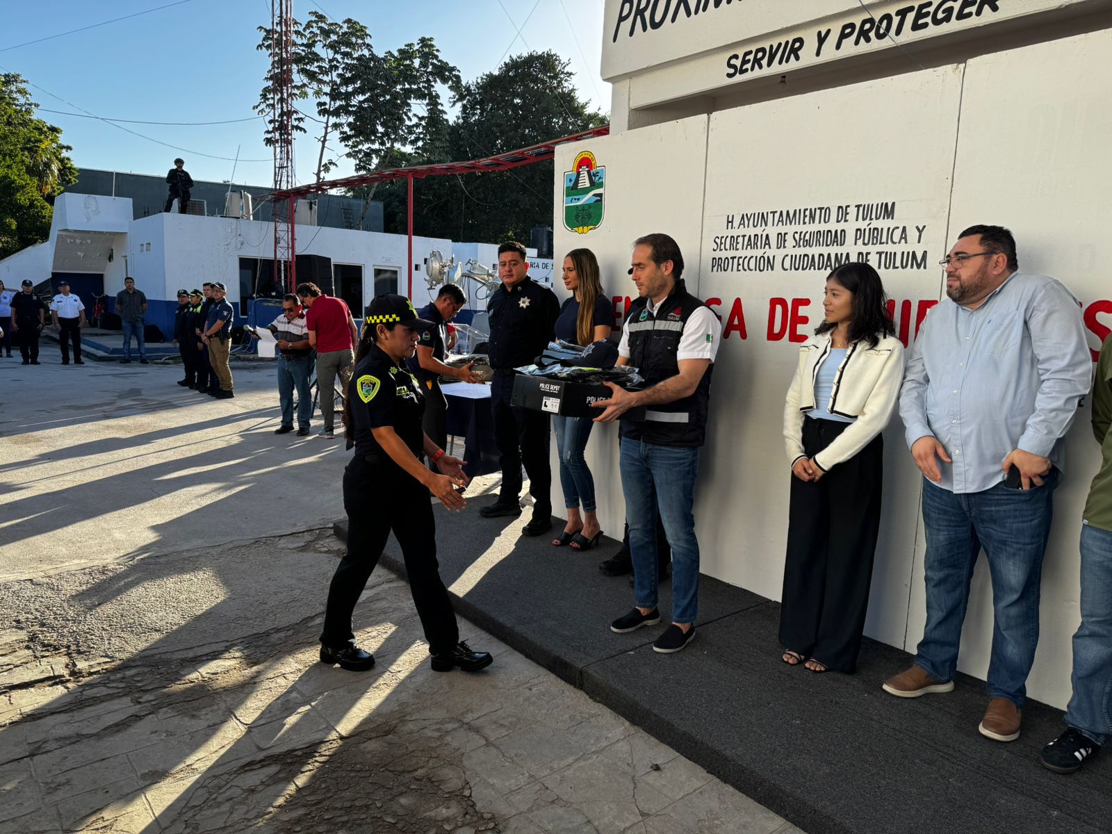 Dotan de uniformes a policías de Tulum