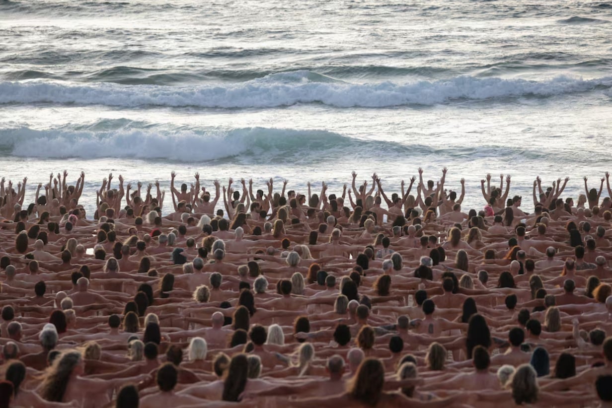 Spencer Tunick regresa a México por 'Algo más de Lola'