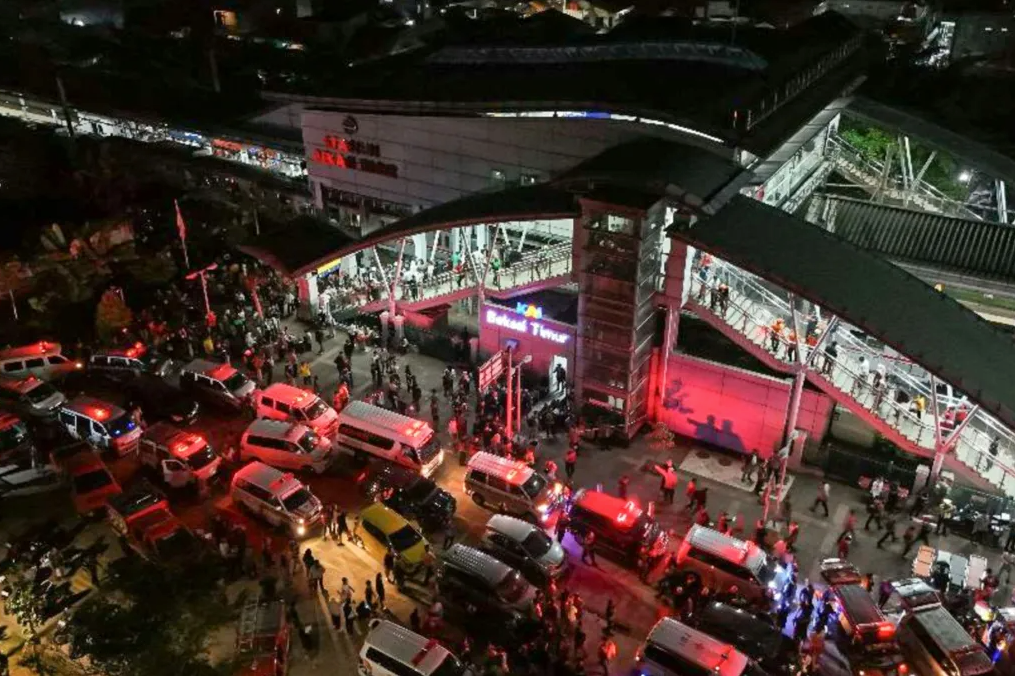 Choque de dos trenes deja al menos siete muertos y decenas de heridos en Indonesia