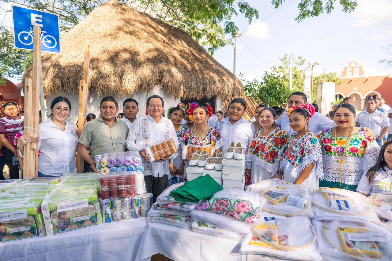 'Huacho' Díaz Mena entrega apoyos a grupos folklóricos, musicales y parteras mayas en Uayma