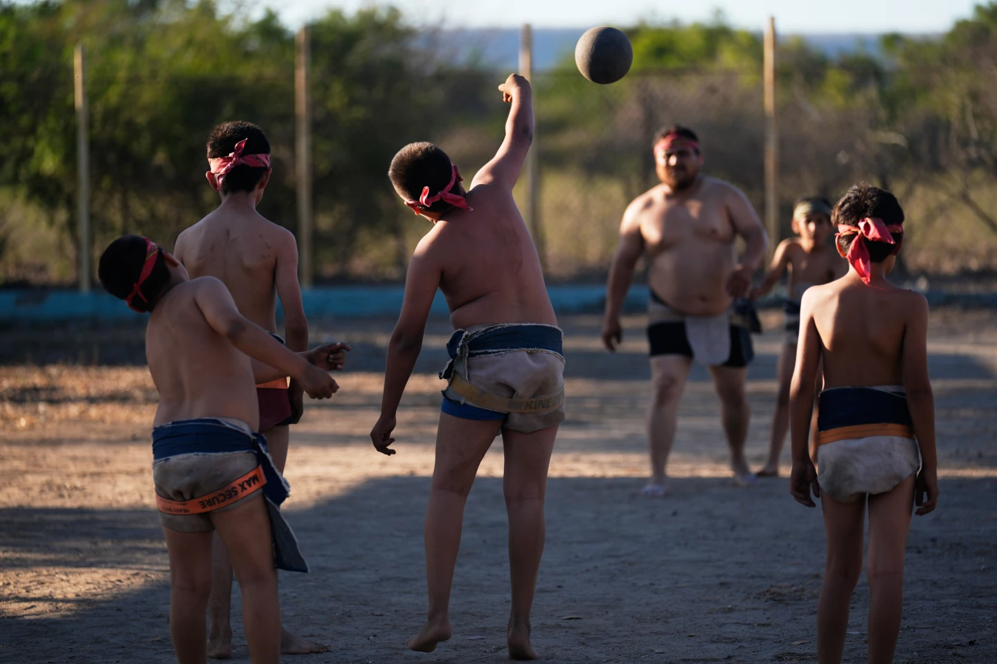 Juego de pelota prehispánico se niega a desaparecer; comunidades en Sinaloa preservan la tradición