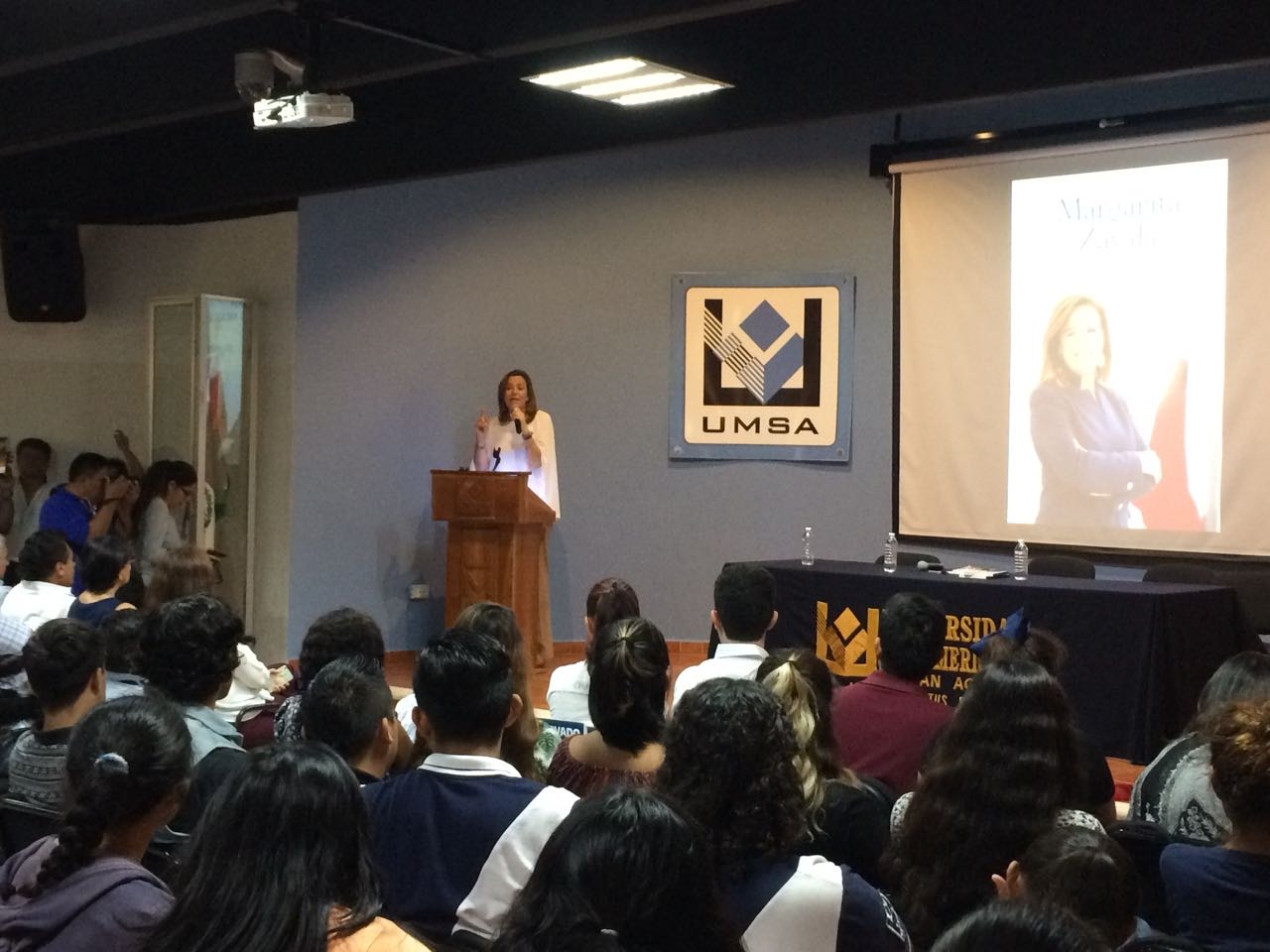 Gobierno gasta más en publicidad que en programas: Gustavo Cisneros