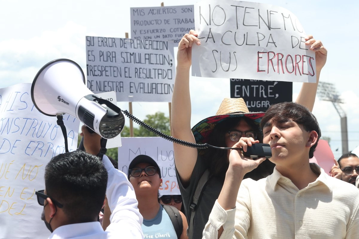 Aspirantes aceptados en la UNAM promueven amparos contra cancelación de examen de ingreso