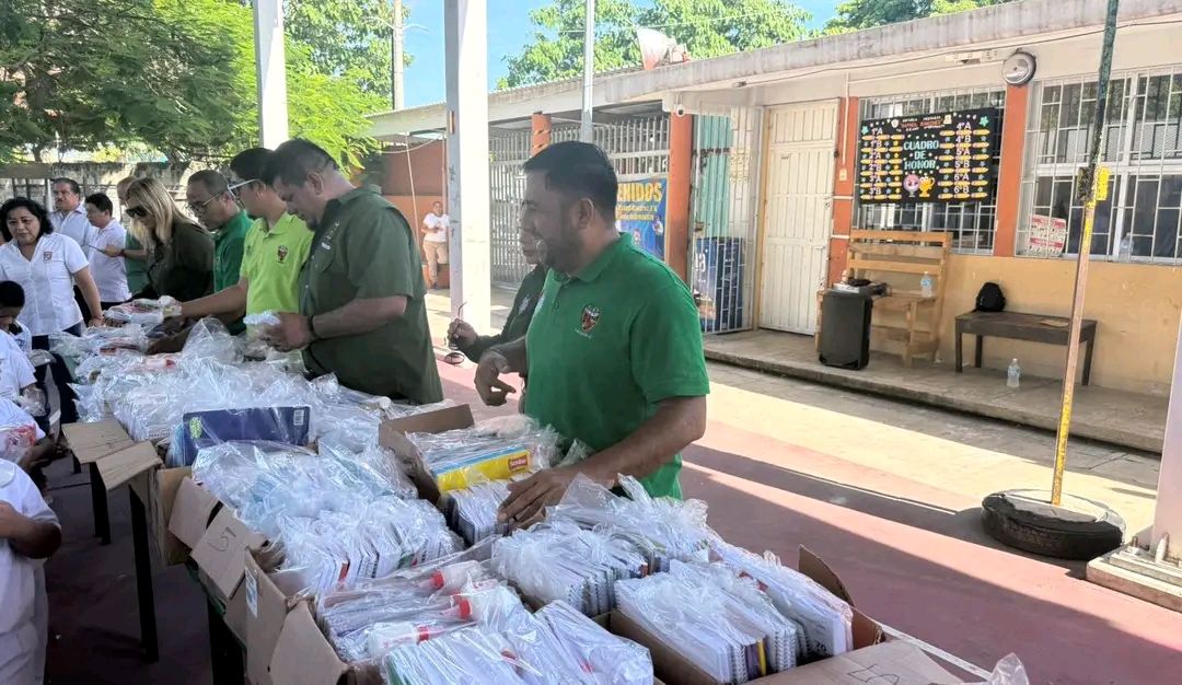 Donan útiles en la escuela primaria ''Rafael Ramírez'' en Ciudad del Carmen