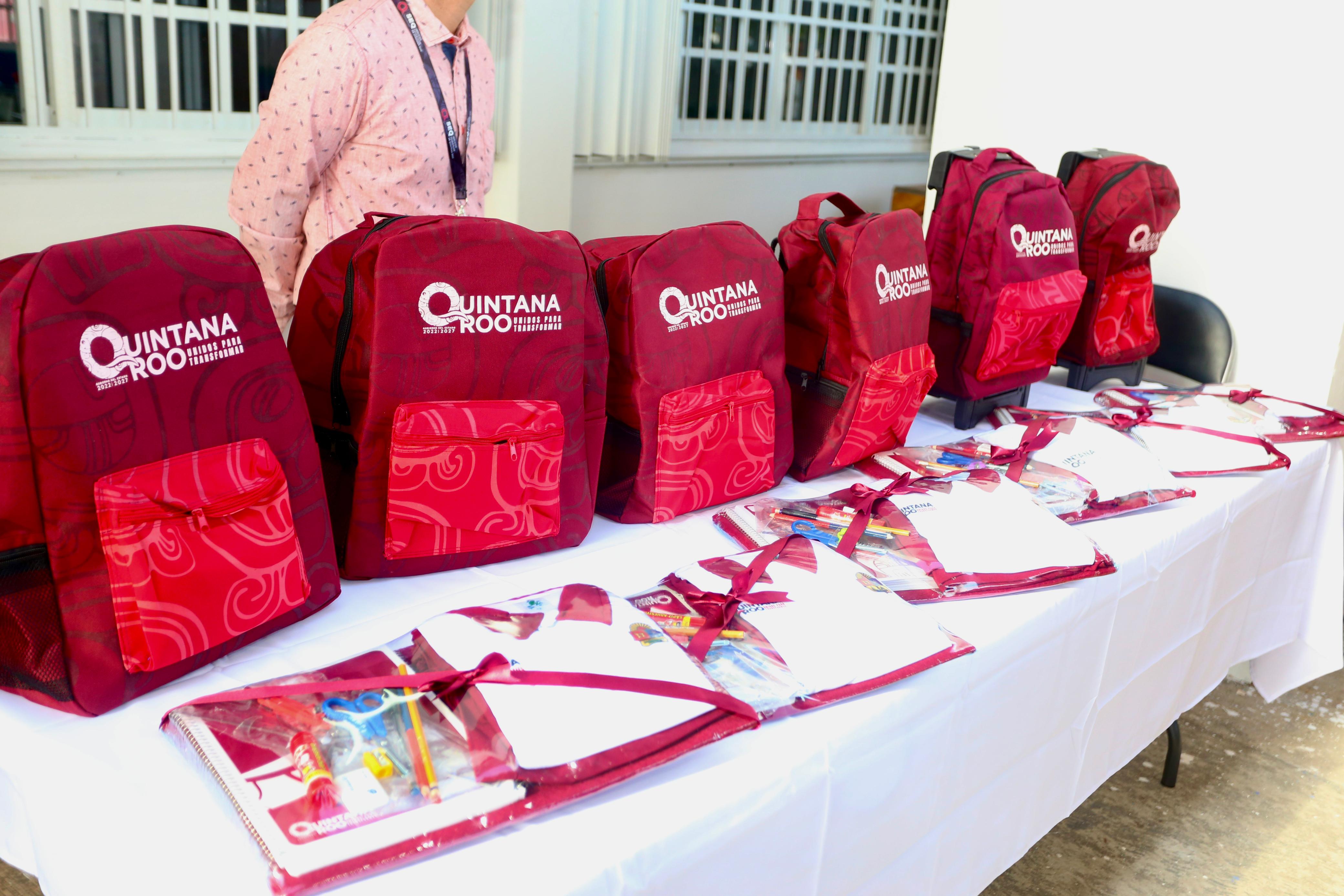 Entrega Mara Lezama mochilas, útiles y uniformes escolares a alumnos de primaria