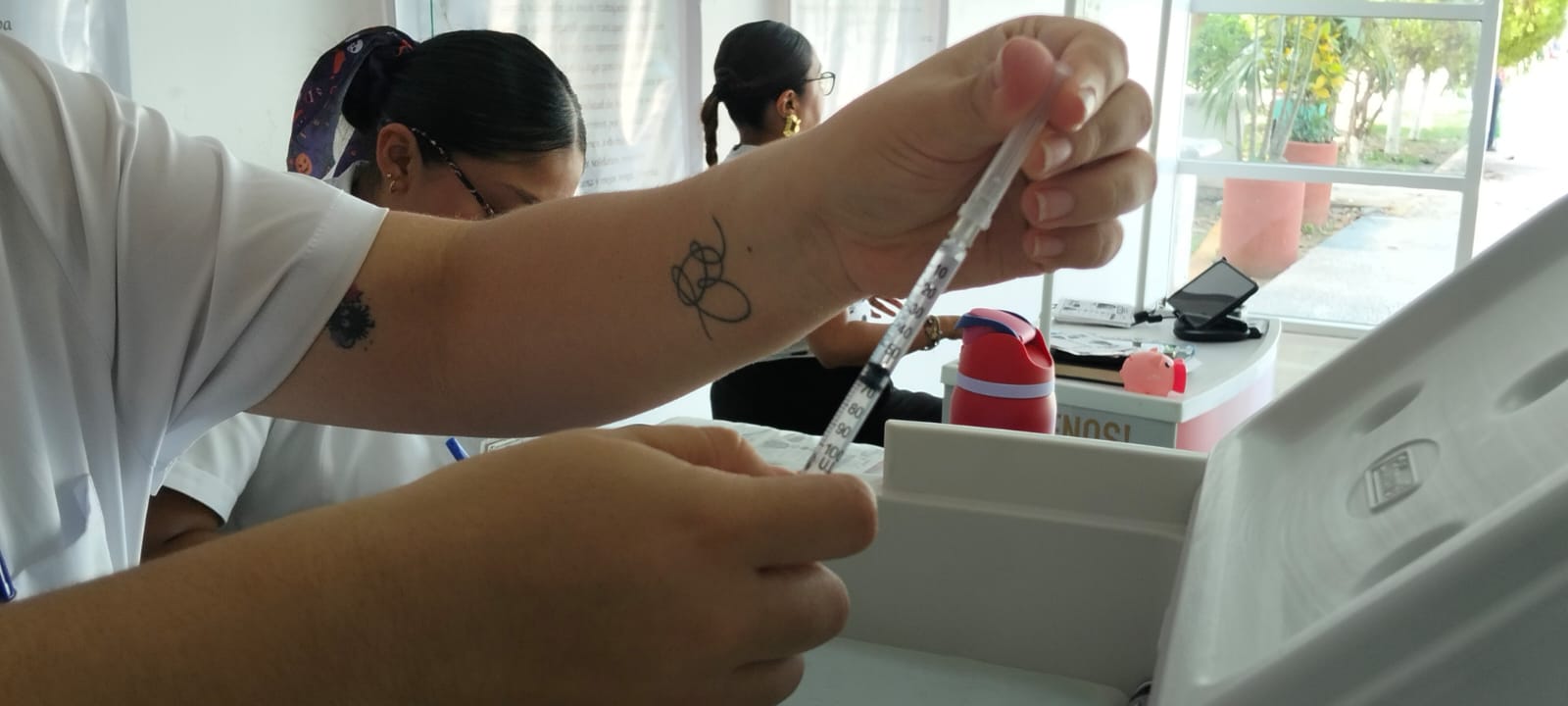 IMSS Quintana Roo exhorta a vacunarse en la campaña para la temporada invernal