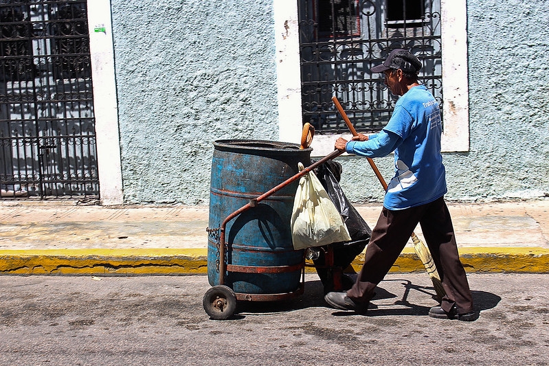 COVID-19 redujo basura en el centro de Mérida, indica barrendero José Batún
