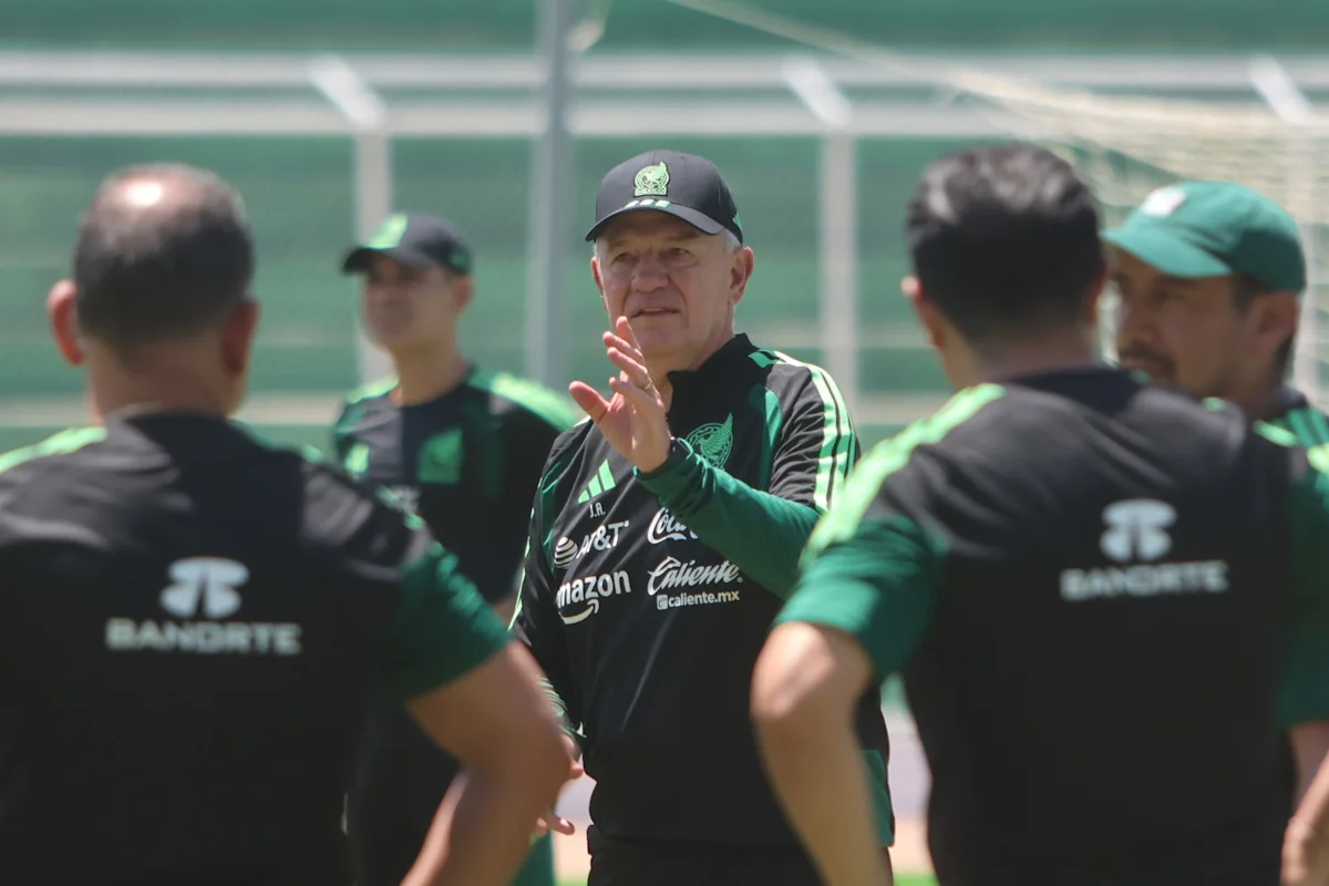 Javier Aguirre dirige su primer entrenamiento con el Valencia en Paterna