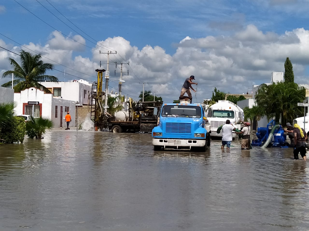 Vecinos de Las Américas se reúnen con el secretario del Ayuntamiento de Mérida