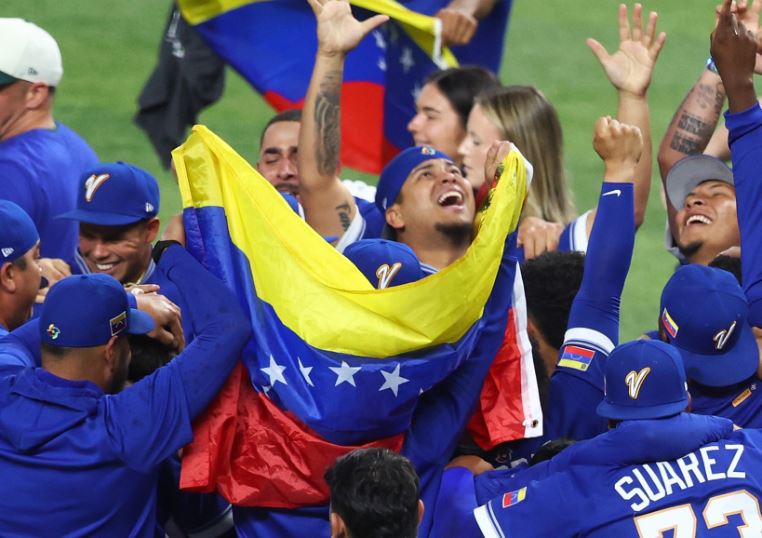 Un título de beisbol desata una felicidad que los venezolanos guardaron durante años
