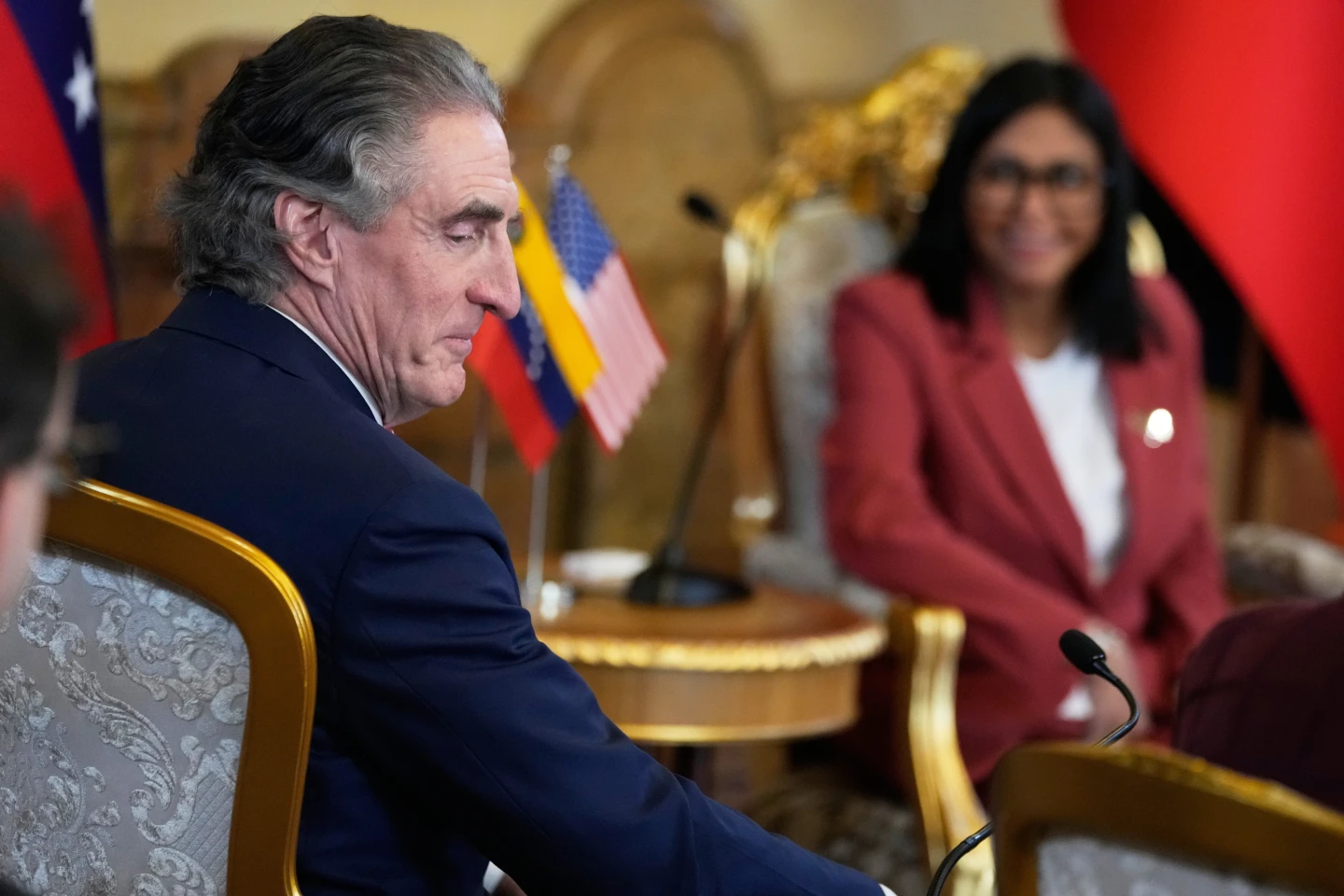 Secretario del Interior de EU se reúne con presidenta de Venezuela para tratar minería y recursos