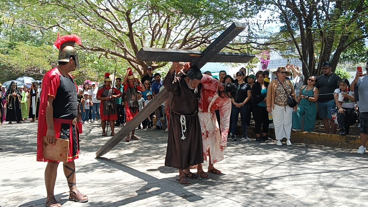Cancunenses participan en los más de 20 Viacrucis escenificados este Viernes Santo en la ciudad