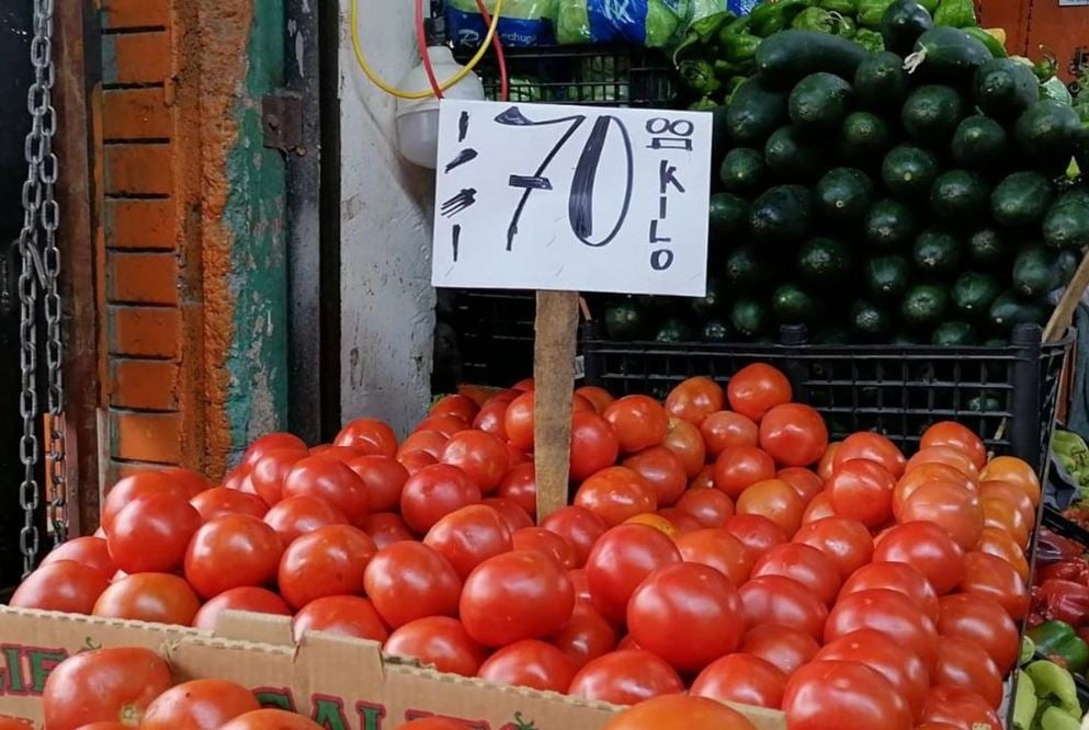 Jitomate se dispara: sube $12 en un mes y triplica precio al consumidor, según firma consultora