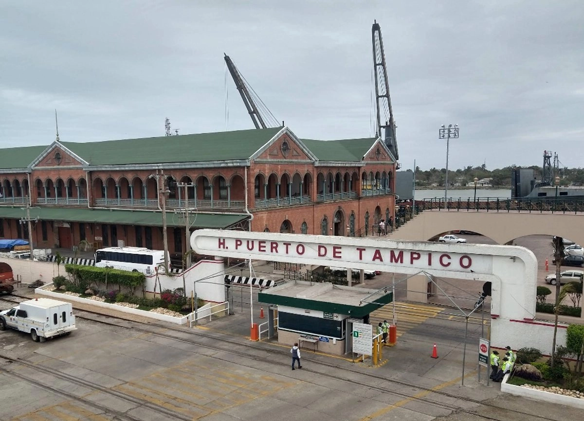 Vicealmirante Farías Laguna, acusado de 'huachicol' fiscal, envía carta a Sheinbaum; le pide intervenga en su caso