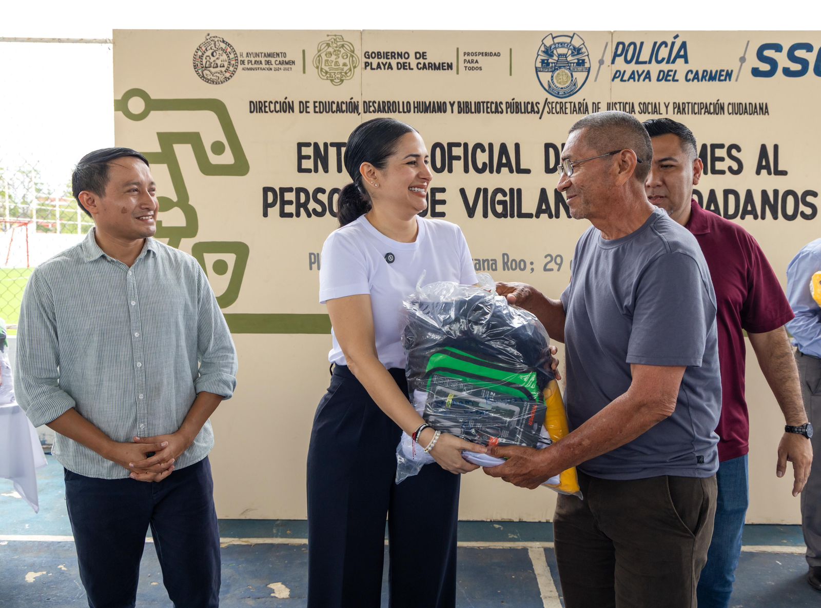 Dotan de uniformes a Vigilantes Ciudadanos de Playa del Carmen