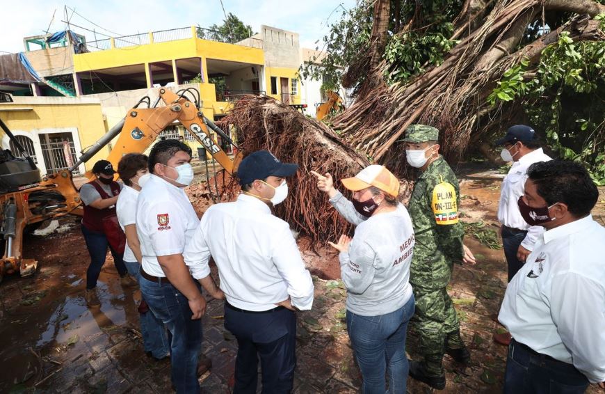Recorre Vila Dosal zonas afectadas en Yucatán por 'Gamma'