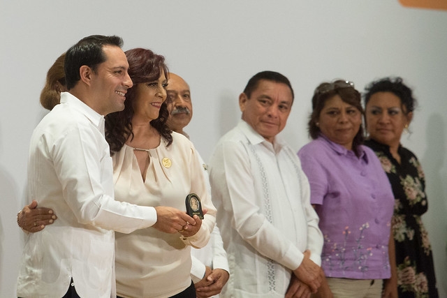 Reconoce Vila Dosal a docentes durante el Día del Maestro