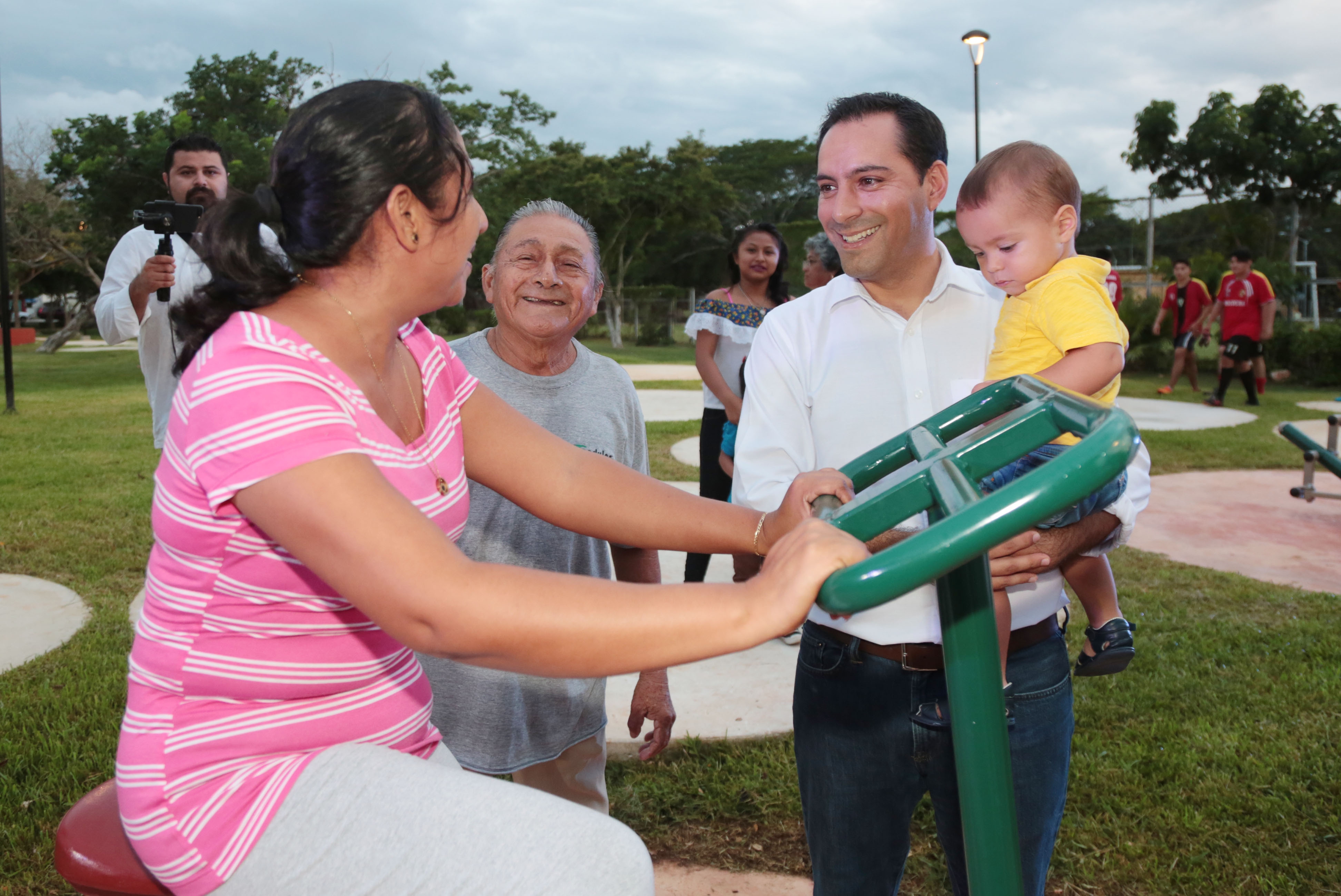 Entrega Vila Dosal mejoras del parque de Xcumpich