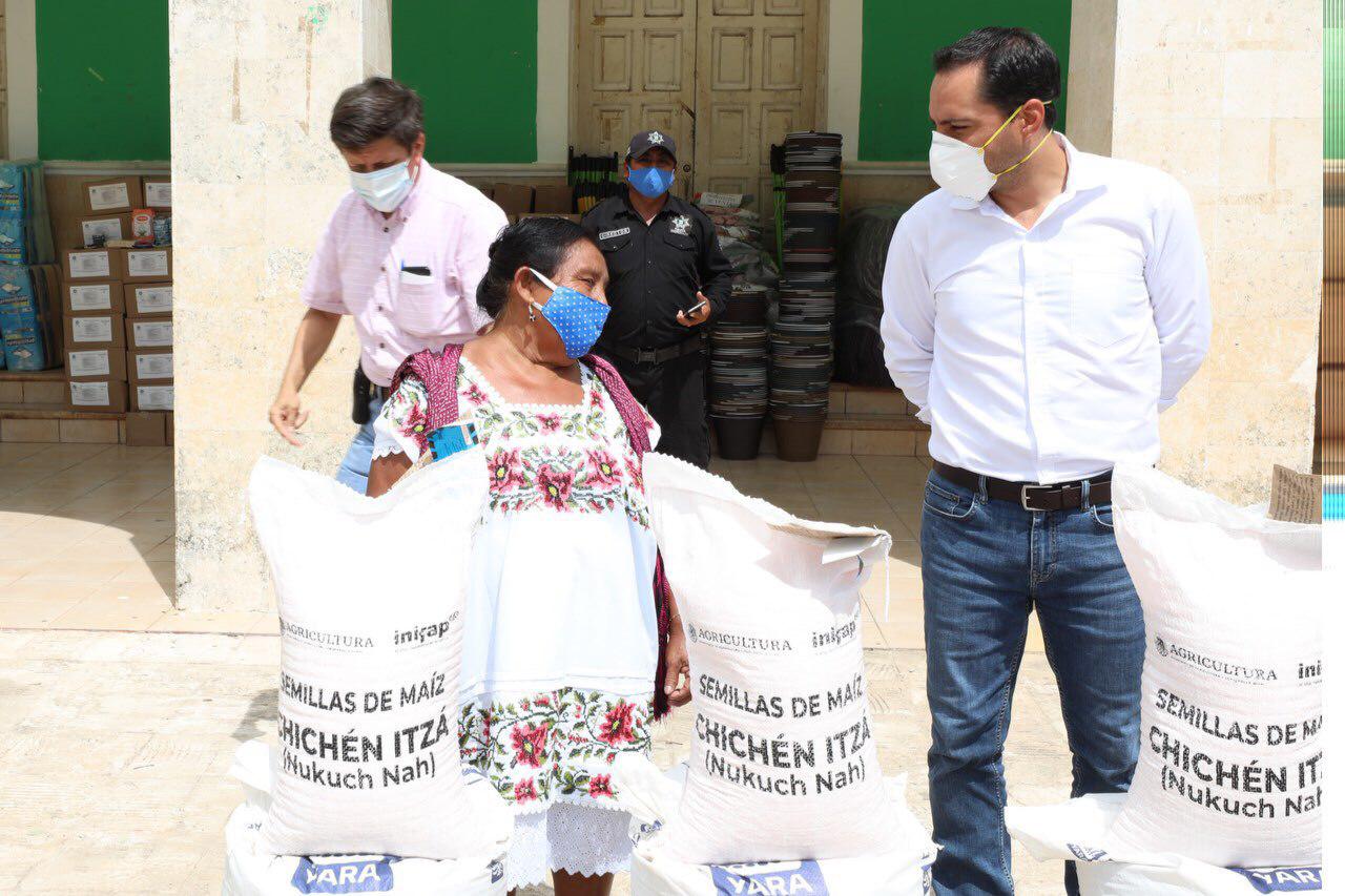 Apoya Vila Dosal a pequeños productores con semillas de maíz y calabaza