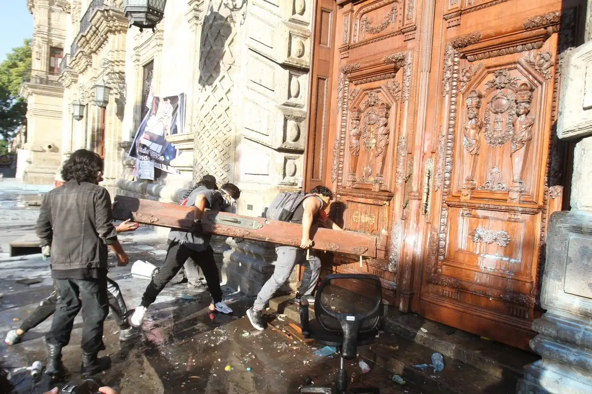 Violencia empaña marcha de Generación Z en Guadalajara; vandalizan Palacio de Gobierno