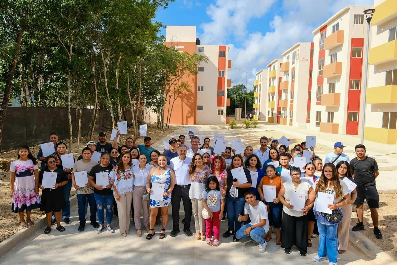 Mara Lezama y Octavio Romero entregan 129 Viviendas para el Bienestar en Cancún