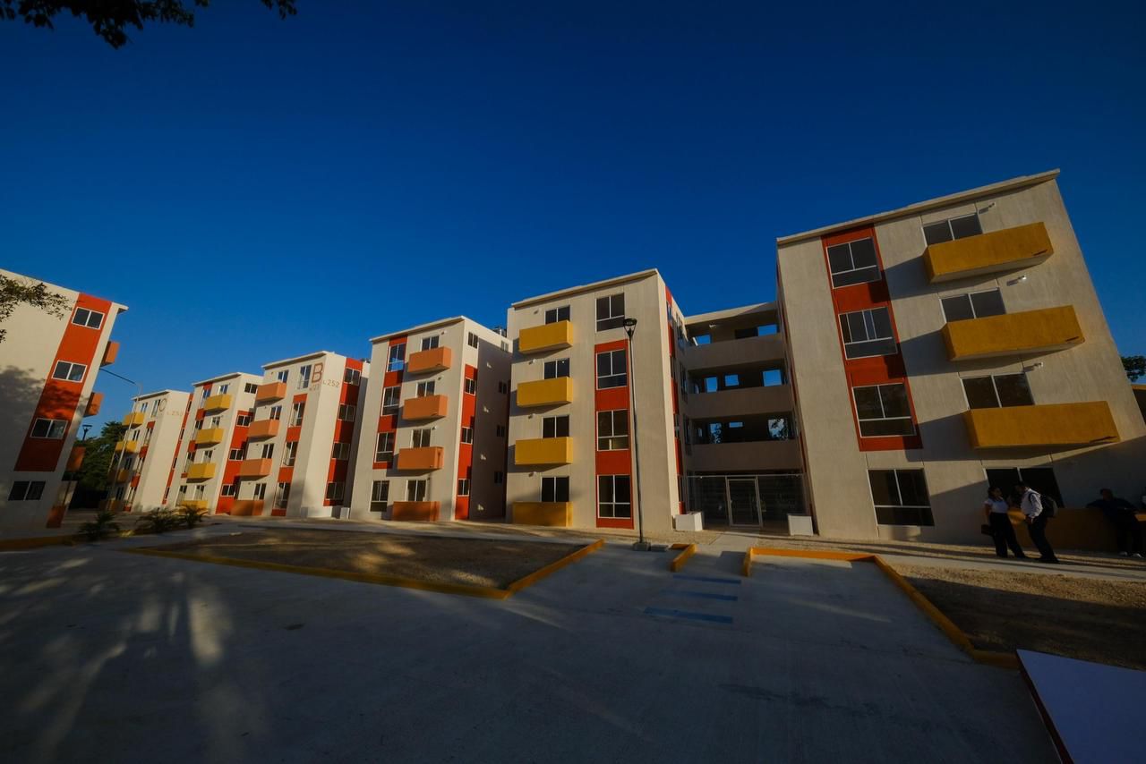 Infonavit entrega 80 viviendas a familias de Cancún