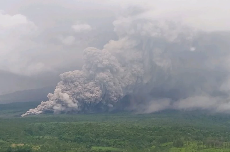Erupción del volcán Semeru en Indonesia causa avalanchas de ceniza y lava
