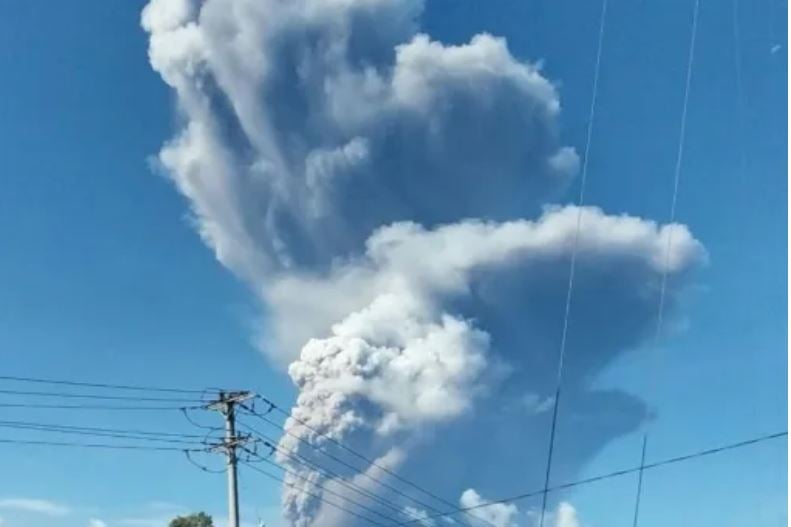 Hallados dos excursionistas muertos por la erupción de un volcán en Indonesia
