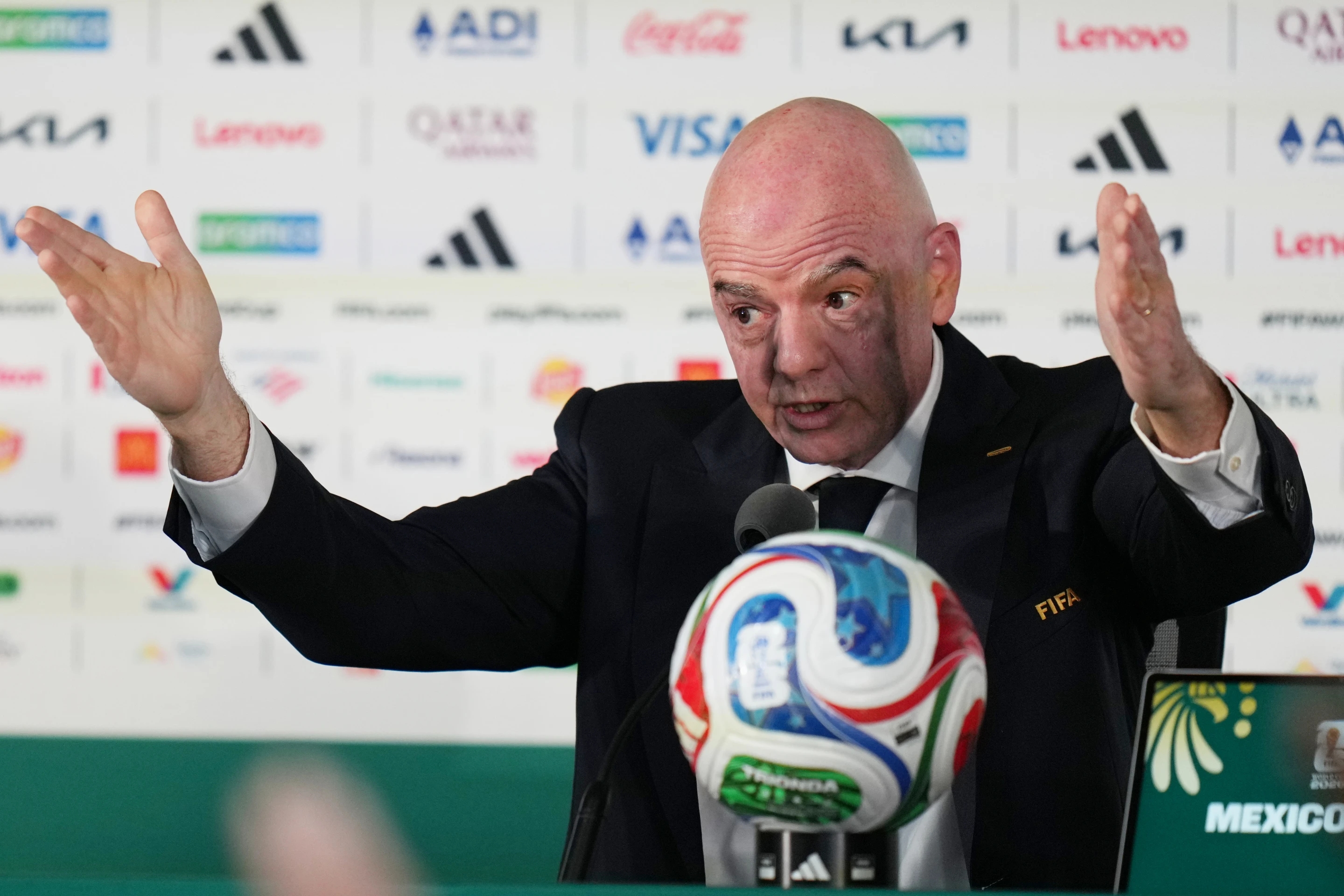 ''No somos reyes del mundo'': Infantino defiende precio de entradas y regatea la política