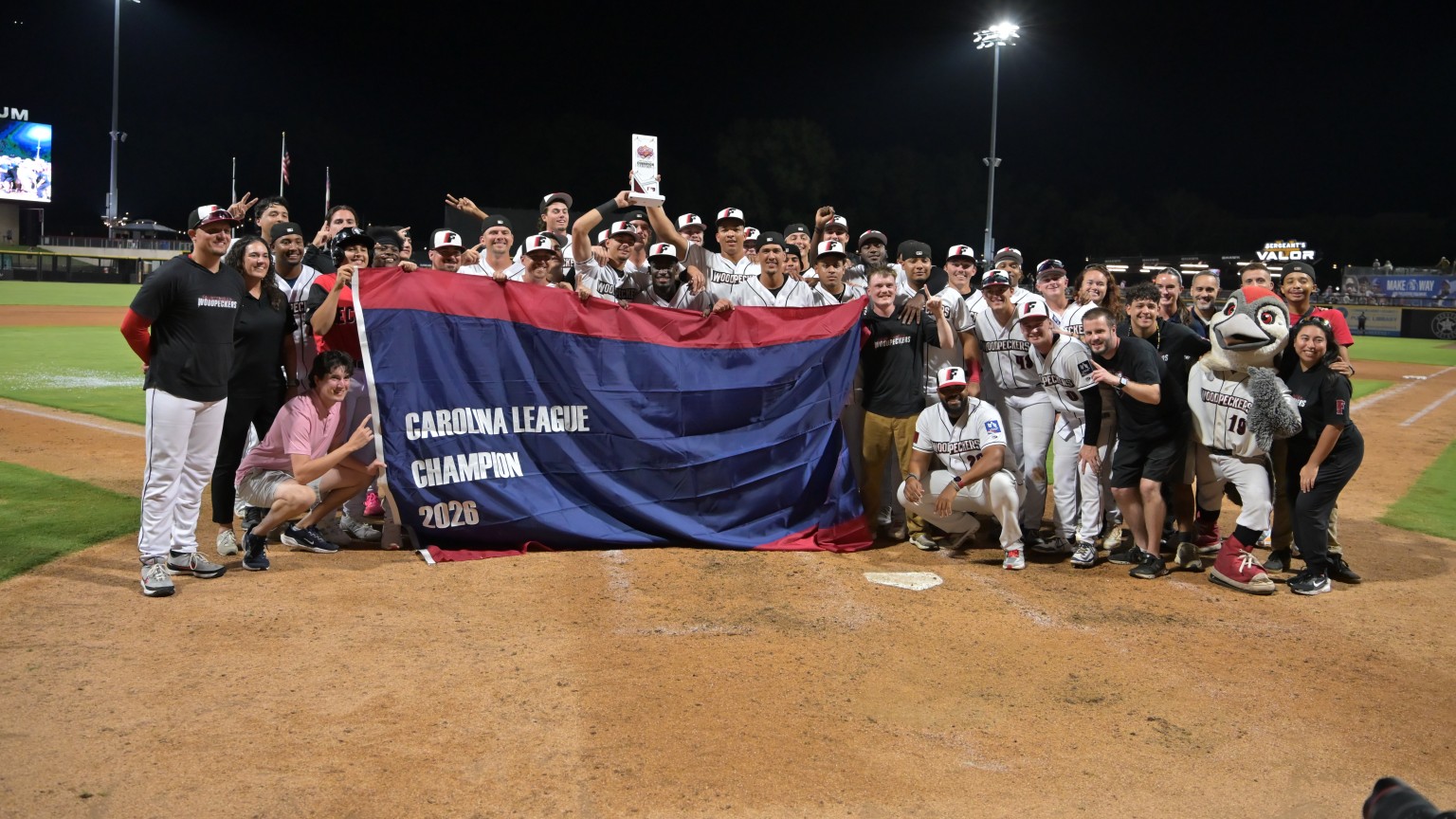Dos melenudos ayudan a la sucursal de los Astros a coronarse en la Liga de Carolina