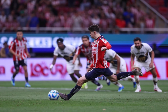 Las Chivas amarran lugar en liguilla con empate agónico y doblete de 'La Hormiga' González