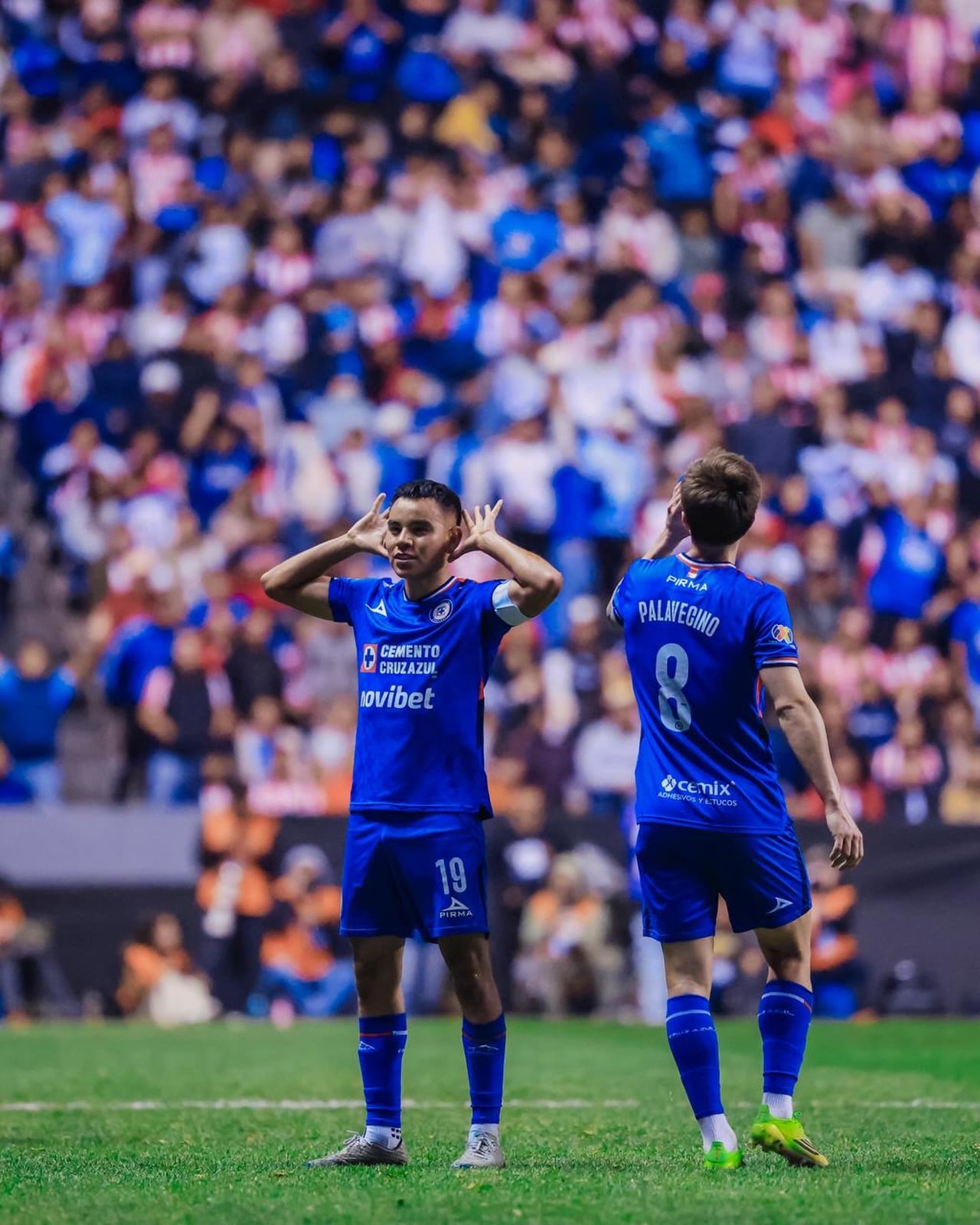 Cruz Azul vence a las Chivas y les quita el invicto; doblete de Jiménez con el Fulham