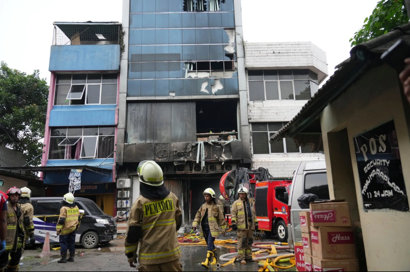 Incendio arrasa edificio en Yakarta, Indonesia; reportan 22 muertos