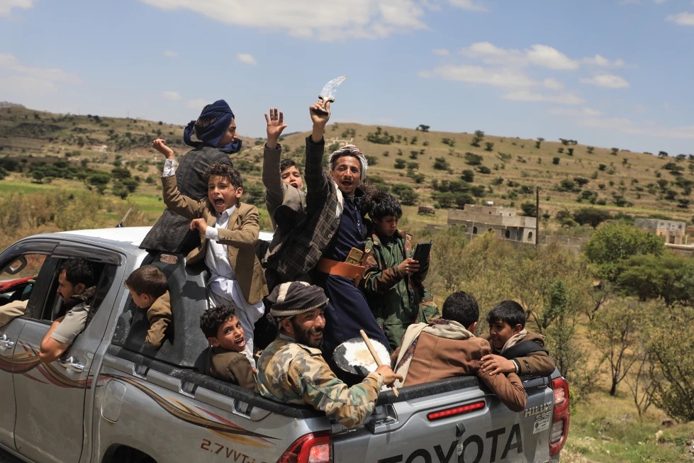 Rebeldes hutíes de Yemen toman más islas en mar Rojo y aumentan su presión sobre rutas comerciales